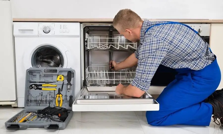 Bayındır Philips servisi teknisyen ekibi beyaz eşya tamiri yaparken